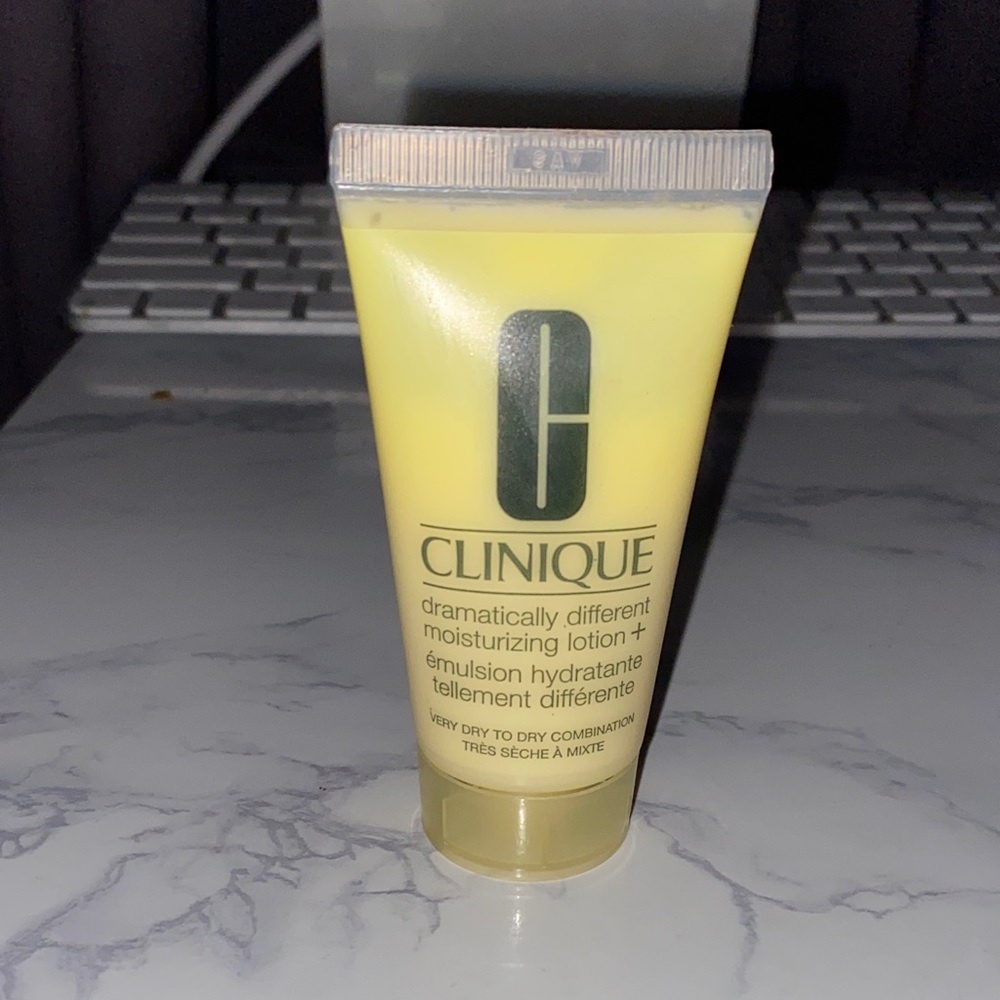 Clinique Dramatically Different Moisturizing Lotion+ - Yellow